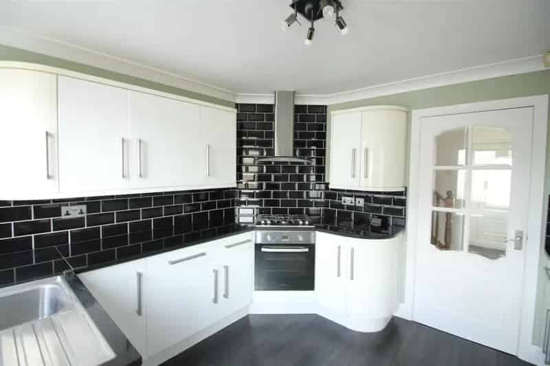 3 Bedroom Mid-Townhouse For Rent
