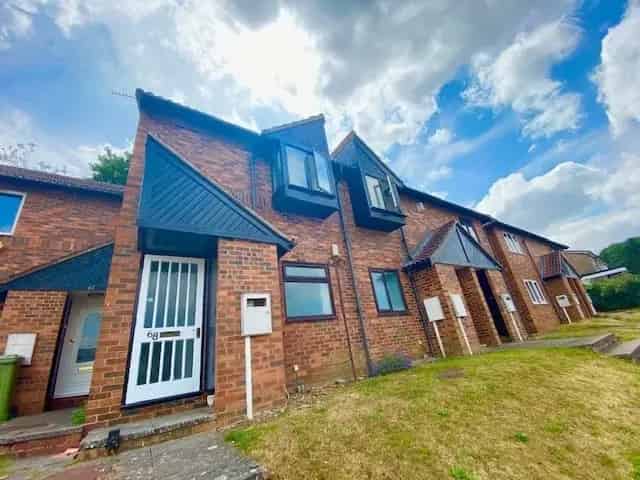 Studio Apartment with Parking Zero Deposit Guarantee Available