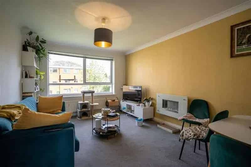 2 bed flat for sale