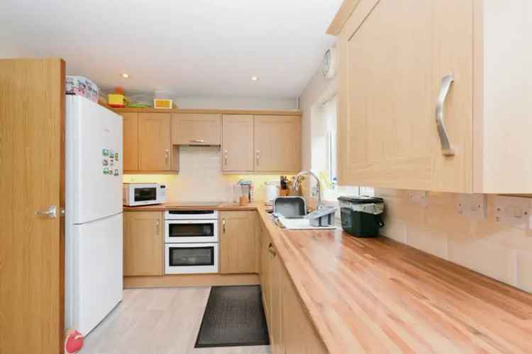 Three Bedroom Mid Terrace House with Garage and Parking