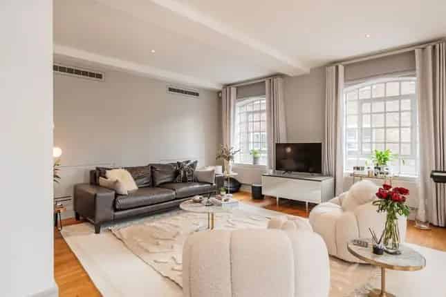 Flat for Sale in Uxbridge Street Kensington W8