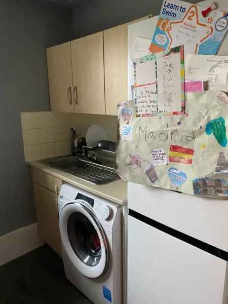 2 Double Bedroom Flat Near Leeds Retail Park