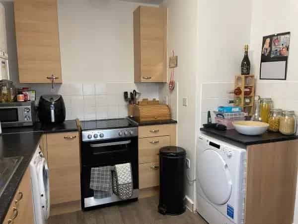 Large 2 Bed Ground Floor Flat Near Lingfield