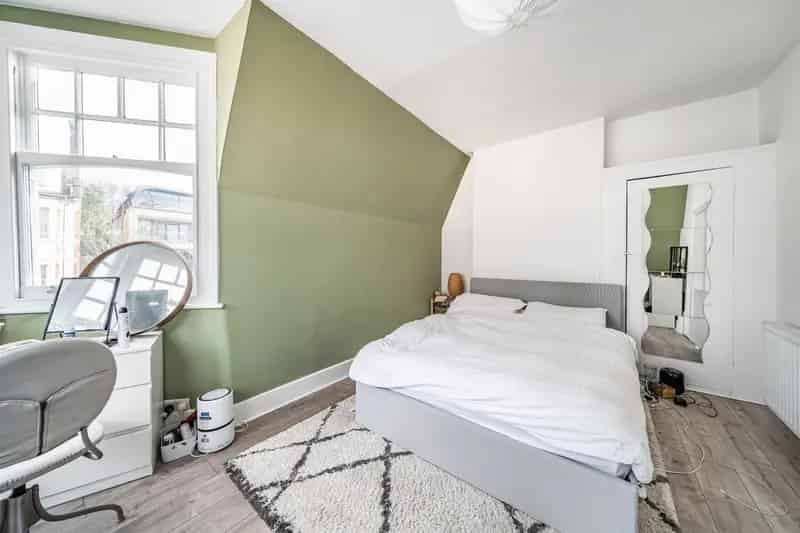 Spacious Top Floor Flat Near Muswell Hill