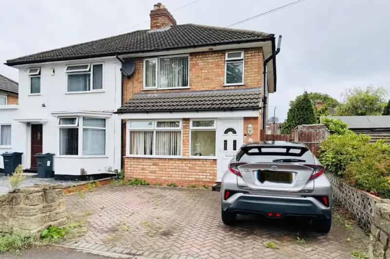 3 Bedroom Semi-Detached House Acocks Green Birmingham