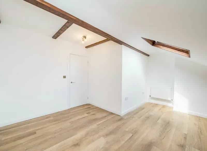 Spacious 3 Bed Kew Flat  Roof Terrace  New Lease