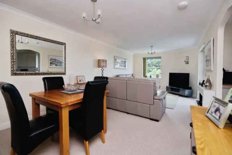 3-Bed Sea View Apartment Bowline Court Lift Access Parking