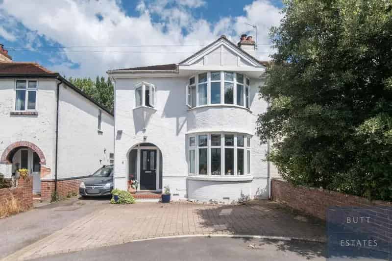 4 Bedroom Semi-Detached House for Sale in St Leonards