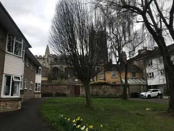 Stamford Apartment - Central Location - Beautiful Bay Window