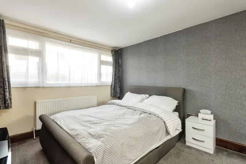 3 Bed House NG2 Enclosed Gardens Shared Driveway Near Schools