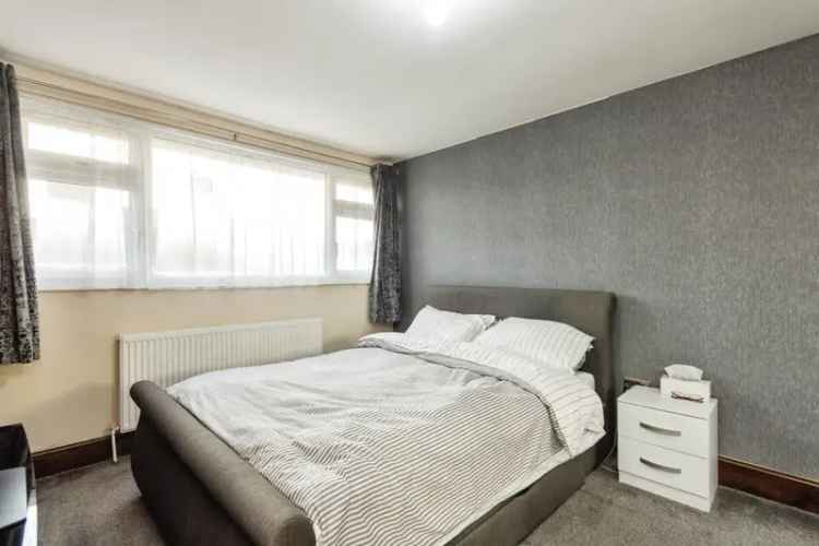 3 Bed House NG2 Enclosed Gardens Shared Driveway Near Schools