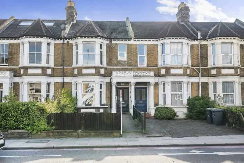One Bedroom Period Conversion Forest Hill Open Plan Living