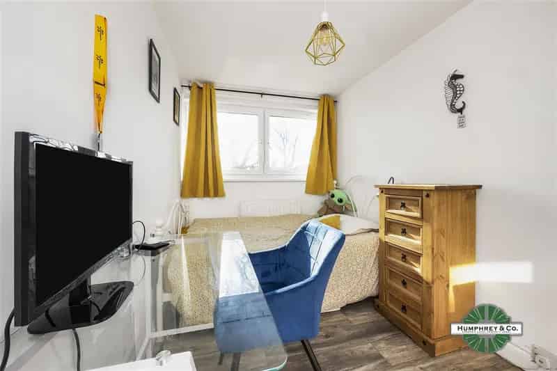 3 Bedroom Split Level Flat To Rent
