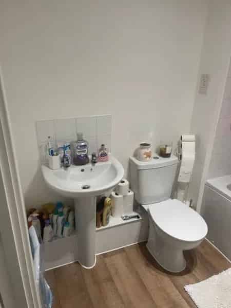 2 Bed Ground Floor Flat Near Main Line Train Station