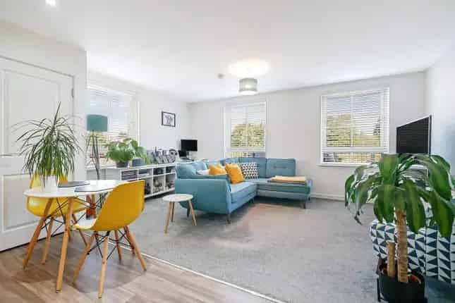Spacious 2-Bedroom Flat Glasgow South Bank Near City Centre