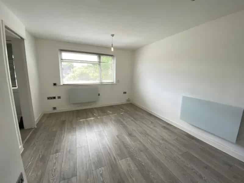 1 Bedroom Maisonette Near Woking - Modern & Stylish