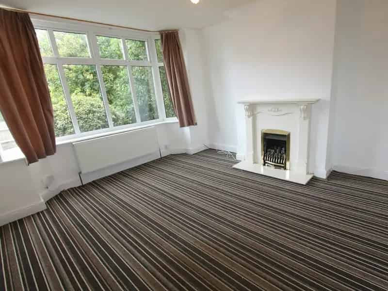 Three Bedroom Semi-Detached House Near Leamington Town Centre