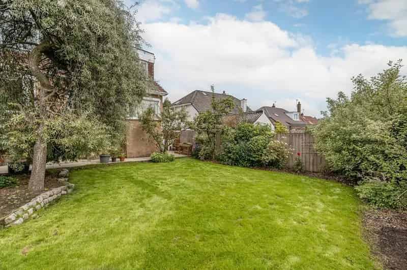 4 Bedroom Detached House for Sale in Bearsden Near Glasgow
