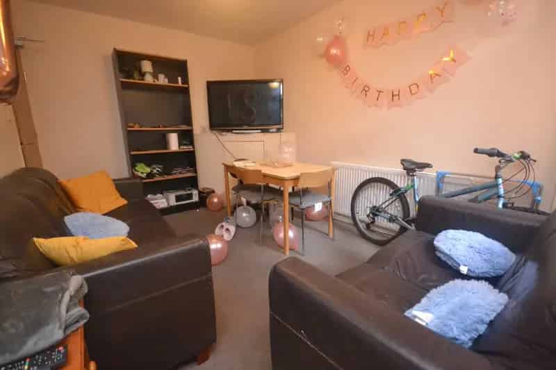 6 Bedroom Terraced House Near Reading University