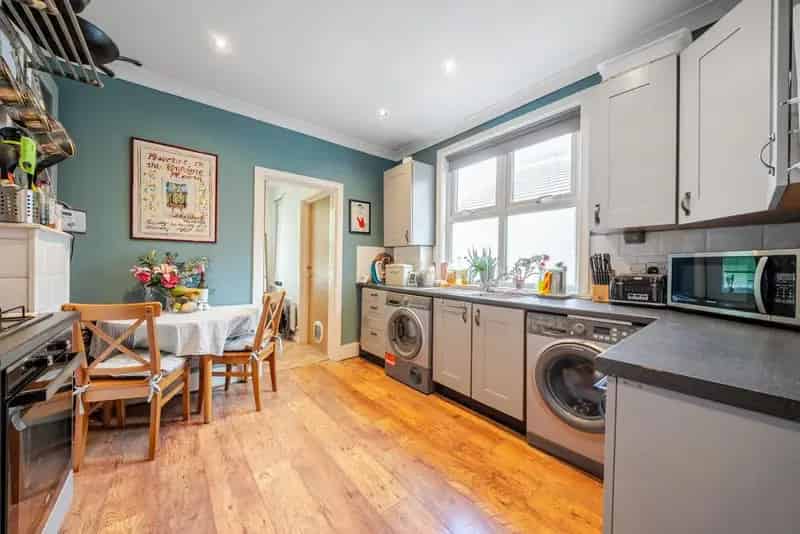 Two Bedroom Flat near Norwood Junction Station - Victorian Conversion