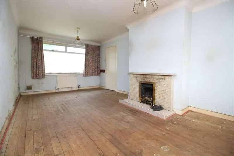 2 Bed Bungalow For Sale Near Town Centre
