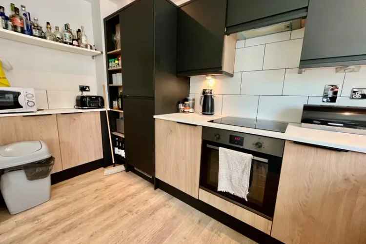 Spacious 2-Bed Flat in Leeds City Centre with Parking