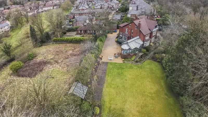 7 Bedroom Detached House Requiring Renovation