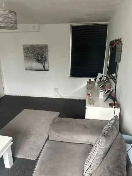 Flat For Rent in Tandridge, England