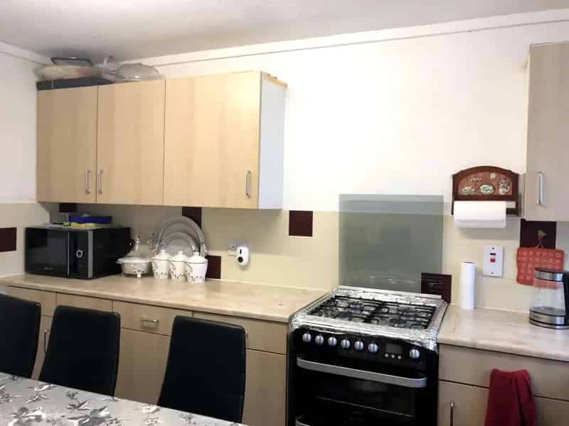 Large 2 Bedroom House Near Amenities