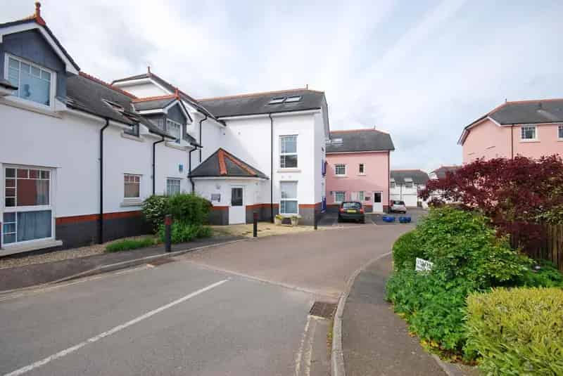 2 Bed Flat for Sale - Modern, Convenient, Investment Opportunity