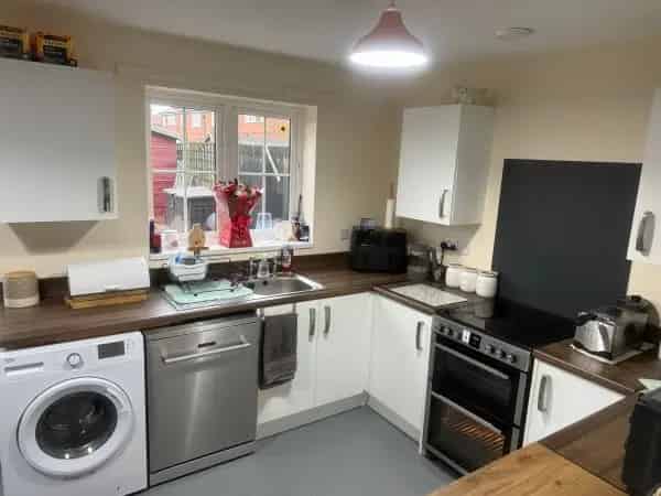 2 Bed End of Terrace House New Kitchen Bathrooms