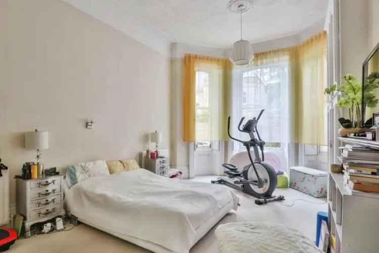 3 Bedroom Flat near Bournemouth Beach for Sale