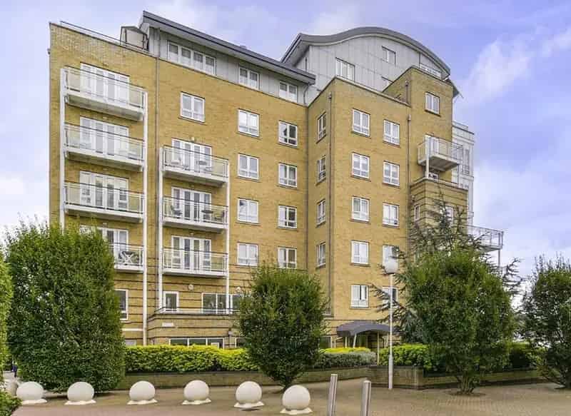 3 Bed 2 Bath Apartment with Private Terrace Canary Wharf