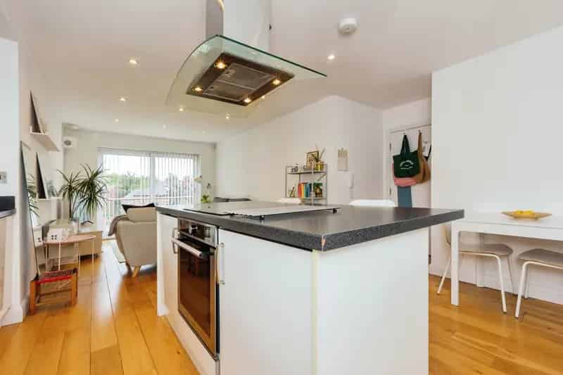 Ultra-Modern 2-Bed Apartment Withington - Open Plan Living & Parking