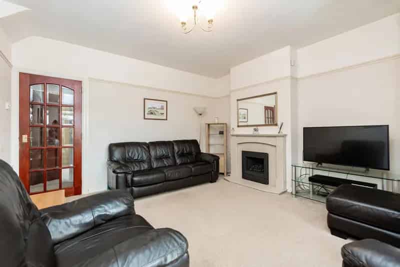 3 Bed Semi-Detached House Seafield Large Garden Off Street Parking