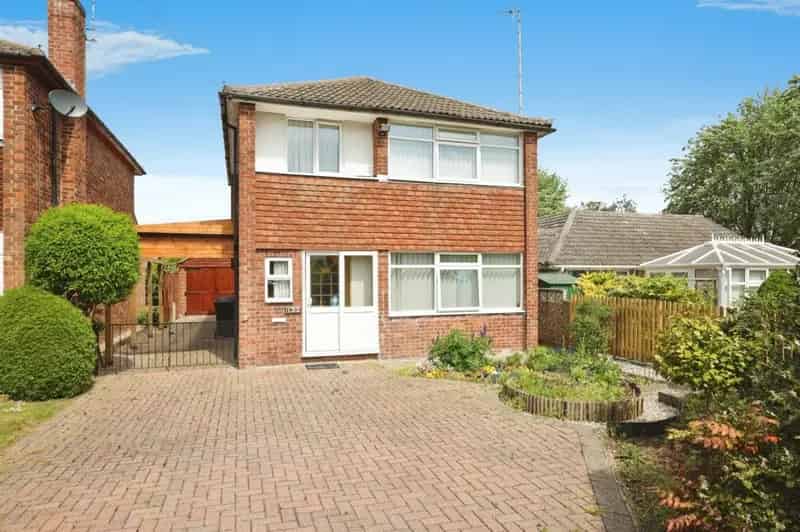 3 Bed Detached House in Rugby with Carport and Garage