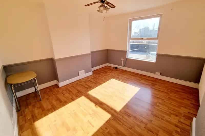 Two Bedroom Flat to Rent Near Town Centre