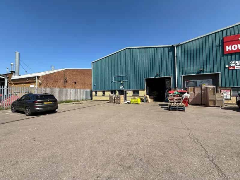 Modern Warehouse Unit To Let Near M1 and M25