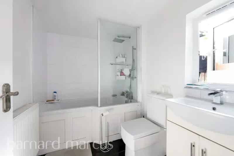 Double Bedroom House Close to Kingston Town