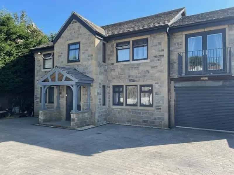 8 Bedroom Detached House for Sale