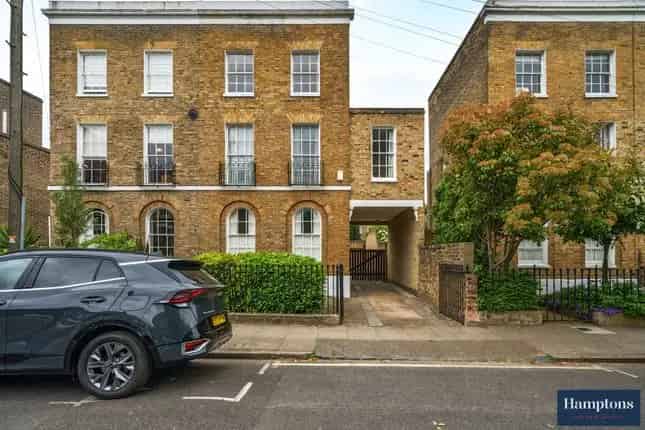 Town house for sale in Coborn Street, London E3