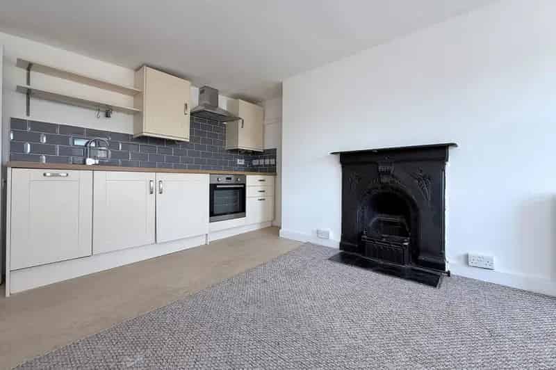 2 Bedroom Flat for Sale in Bath - Top Floor Apartment with Southerly Views
