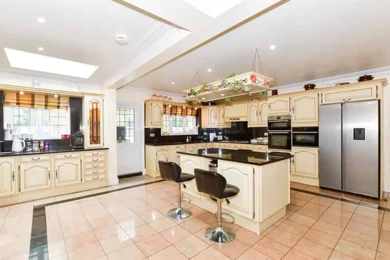 6 Bedroom Detached House for Sale