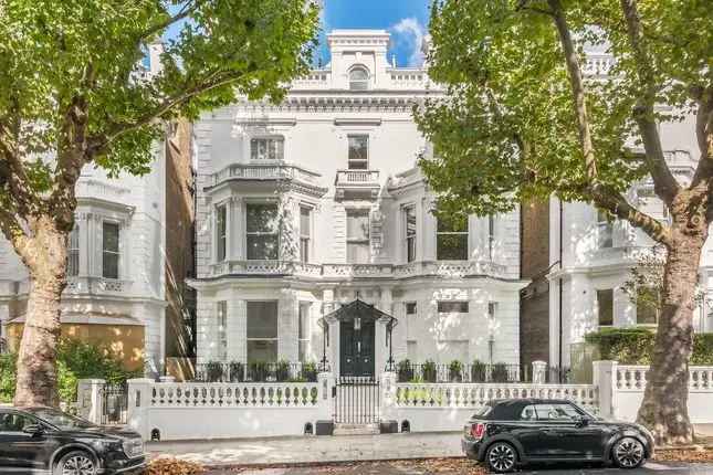 Flat for sale in Holland Park, London W11