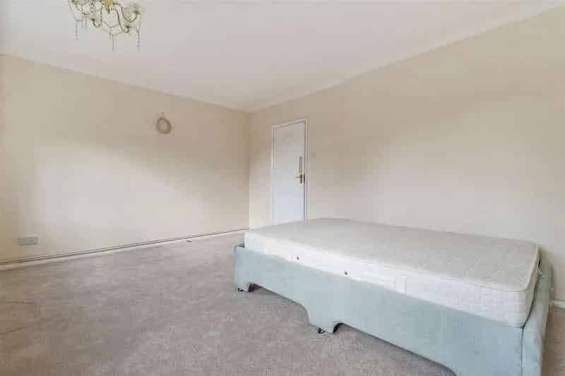 2 bed flat for sale
