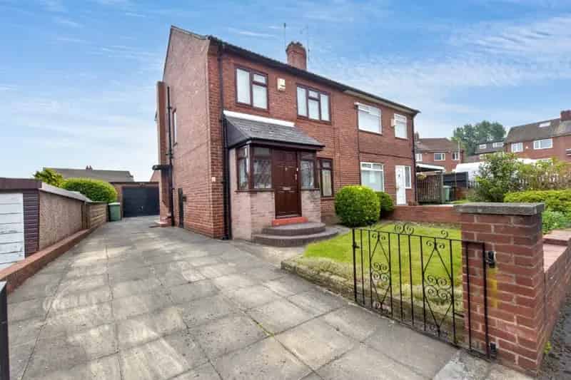 Spacious Semi-Detached Family Home - 3 Beds, Garage, South-Facing Garden