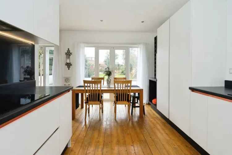 Four Bedroom Chalet Bungalow with Modern Kitchen and Large Garden