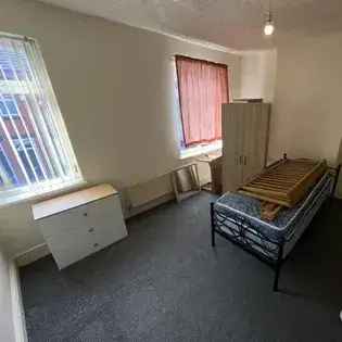 3 Bed House Manchester 50m² Close to Transport Shops Amenities