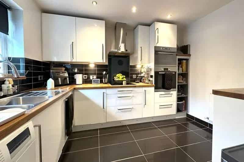 3 Bed Townhouse Near Camberley Station