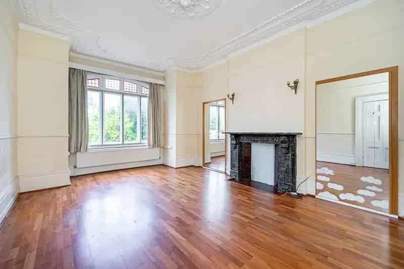 2 Bedroom Flat for Sale Near Montpelier School and Park